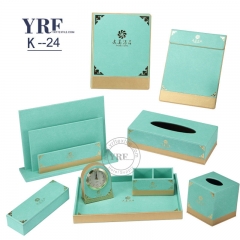 Biurko z budzikiem w skórzanym hotelu