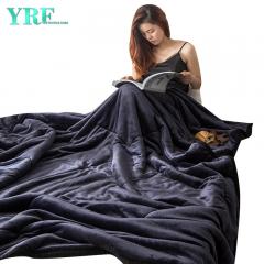 Przytulny koc ze sztucznego futra o nowoczesnym designie