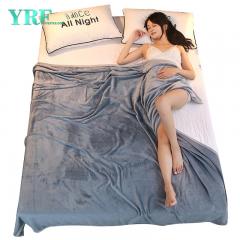 Tani koc wełniany w prostym stylu