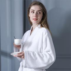 Biały, miękki szlafrok hotelowy