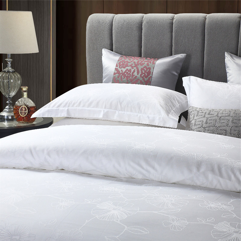 Jakie środki ostrożności należy zachować podczas prania tkanin wiskozowych używanych w pościeli hotelowej?